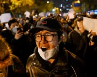 चीन में कोरोना लॉकडाउन के विरोध में जनता सड़कों पर उतरी, जिनपिंग के इस्तीफे की मांग की