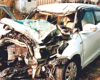 ट्रोले ने कार को मारी टक्कर, तीन की मौत