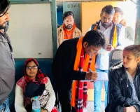 भाजपा कार्यकर्ता रेल यात्रा कर नव मतदाताओं का कर रहे है पंजीकरण 