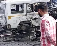 कश्मीर में यार्ड में वाहनों में 2 बम विस्फोट