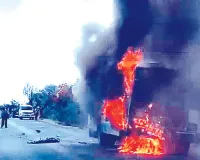 रोडवेज-बाइक में टक्कर के बाद लगी आग, कुचलने से युवक की मौत