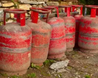 प्रदेश में गैस की किल्लत : रोज 4 लाख रसोई गैस सिलेंडर की खपत, युद्ध खींचने से गहराएगा 60 फीसदी संकट