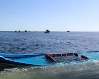 इंडोनेशिया में खराब मौसम के कारण डूबी नाव : 6 लोग लापता, संयुक्त बचाव दल कर रहा लोगों की तलाश 