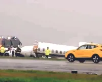 मुंबई एयरपोर्ट पर 2 हिस्सों में टूटा चार्टर विमान, लगी आग 