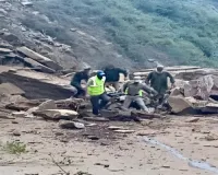 कश्मीर में चट्टान से टकराया ट्रक, 4 लोगों की मौत
