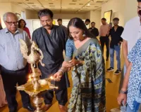  इंडिया हैबिटेट सेंटर में 'मैनिक्विन' एग्जिबिशन को देखने बड़ी संख्या में पहुंचे कला के कद्रदान 