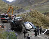 बोलीविया में ट्रैक्टर चालक ने खोया नियंत्रण, बस की टक्कर से 14 लोगों की मौत