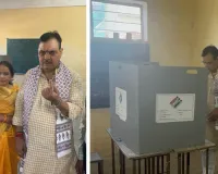 भजनलाल शर्मा ने मतदान केन्द्र पर डाला वोट, पोलिंग कांउटर पर कार्यकर्ताओं से की चर्चा 
