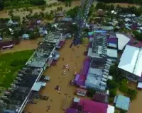 इंडोनेशिया में बाढ़ के कारण 15 लोगों की मौत, इमारतें जलमग्न 