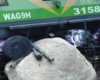 आंध्र प्रदेश में चट्‌टान से टकराई ट्रेन, पटरी से उतरा इंजन 