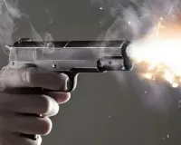 ज्वैलर पर 4 बदमशों ने की फायरिंग : राहगीर को लगी गोली, सोना-चांदी रखा बैग ले जाने में रहे असफल 