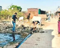  सफाई व्यवस्था हो रही चौपट, ग्रामीण खुद कर रहे नाली साफ