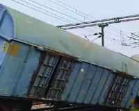 मालगाडी के 3 डिब्बे पटरी से उतरे, ट्रेनें प्रभावित