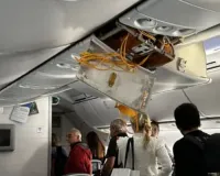 तीव्र चक्रवात में फंसा विमान, यात्रियों को आई चोटें
