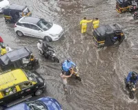 महाराष्ट्र में भारी बारिश से जलमग्न हुई सड़कें, स्कूलों को बंद रखने के दिए निर्देश 