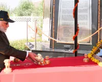 मोदी ने कारगिल युद्ध स्मारक पर सैनिकों को दी श्रद्धांजलि, सुरंग परियोजना का किया पहला विस्फोट 