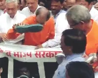 उद्धव ठाकरे ने शिंदे की फोटो पर मारी चप्पल 