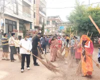 अक्षरधाम मंदिर पर स्वच्छता श्रमदान, महापौर ने लगाई झाडू