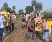 कीचड़ भरी डगर, ग्रामीणों का मुश्किल हो रहा सफर