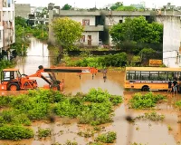 बारिश से पानी में डूबी कॉलोनियां, सड़कों पर सैलाब