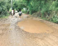 कागजों में ही बन रही सड़क, 100 गांवों की जनता भुगत रही खामियाजा