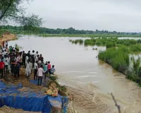 नालावास गांव में ग्रामीणों ने बनाया मिट्टी का बांध, बारिश में टूटने पर ग्रामीण फिर जुटे पानी को रोकने में