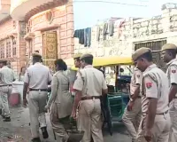 कच्ची शराब और अवैध हथियारों की तलाश में पुलिस की छापेमारी, 10 लोगों के खिलाफ कार्रवाई