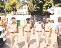 झाबर खर्रा के आवास पर सफाईकर्मियों का प्रदर्शन, पुलिस ने किया हल्का बल प्रयोग 