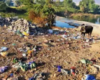 हाइवे की गंदगी इंद्राणी नदी को कर रही दूषित