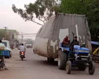 ओवरलोड वाहनों से बाजार में लग जाता है जाम, बना रहता है दुर्घटना का खतरा