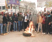 नीमकाथाना में सड़क पर टायर जलाए, अनूपगढ़ मेंं बाजार बंद, जिला कलक्ट्रेट पर प्रदर्शन 