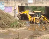 असर खबर का - एनएचएआई ने पानी निकासी को सुचारू कर गड्ढे में डलवाई गिट्टी, ग्रामीणों और वाहन चालकों ने ली राहत की सांस