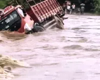 मोंथा तूफान का कहर : आंध्र के 7 जिलों में तबाही, 2 लोगों की मौत; फसलें नष्ट 