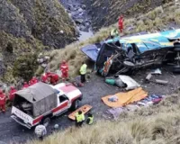खतरनाक पहाड़ी रास्ते पर मौत का मोड़ : बोलीविया में सड़क से नीचे गिरी बस, हादसे में 16 लोगों की मौत; मलबे से निकले जीवित बचे लोग और शव 