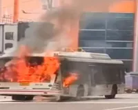 दिल्ली में IGI एयरपोर्ट पर हादसा : पार्किंग में खड़ी बस में लगी आग, कोई नहीं मौजूद