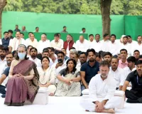 सोनिया, खड़गे और राहुल गांधी ने शहीद दिवस पर इंदिरा गांधी को दी श्रद्धांजलि,  समाधि स्थल पर अर्पित किए पुष्प