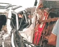 गलत दिशा से आई बस एसयूवी से भिड़ी : हादसे में व्यापारी में की मौत, 31 लोग घायल 