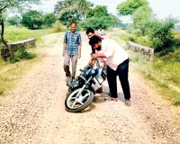 लापरवाही : खस्ताहाल सड़क दे रही हादसों को न्यौता, जन प्रतिनिधि आते हैं और आश्वासन देकर चले जाते हैं 