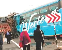 दिल्ली-मुंबई एक्सप्रेस-वे पर हादसा : सड़क किनारे खडे़ ट्रक में पीछे से घुसी स्लीपर बस, दो लोगों की मौत ; ढाई दर्जन यात्री घायल