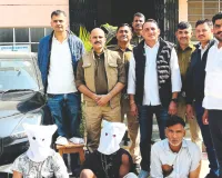 मिनी बस संचालक का अपहरण कर 50 लाख की फिरौती मांगने वाले समेत तीन गिरफ्तार, अवैध हथियार समेत वारदात में प्रयुक्त कार जब्त