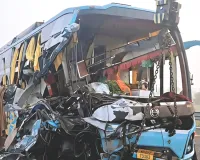 सड़कों पर मौत का मंजर : बेलगाम वाहन कुचल रहे खुश जिंदगियां, आगे चलते वाहन से भिड़ी स्लीपर बस ; 2 लोगों की मौत, 12 घायल