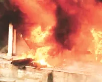 दो इलेट्रिक वाहनों के शोरूम में भड़की आग : पचास स्कूटी और दस ई-रिक्शा जलकर खाक, 4 दमकलों ने एक घण्टे की मशक्कत के बाद आग पर पाया काबू