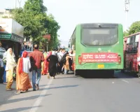 जहां मन किया वहीं स्टॉप : कुचले जा रहे ट्रैफिक रूल, सर्विस-लेन को खा गई वाहनों की अवैध पार्किंग