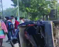 स्कूल वैन की बोलेरो से भिड़ंत : 2 छात्राओं की मौत, कई बच्चे घायल