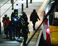 ब्रिटेन में ट्रेन में लोगों पर चाकू से हमला : 10 लोग गंभीर घायल, बचने के लिए शौचालयों में भी छिपे यात्री