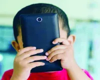 मोबाइल, रील्स और स्क्रीन की गिरफ्त में बचपन : खेलों से दूरी, मानसिक और शारीरिक स्वास्थ्य हो रहा खराब; स्कूली बच्चों में मोबाइल-एडिक्शन और स्वास्थ्य का खतरा 