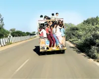 सड़क तो है पर बस नहीं, ग्रामीणों की रोजमर्रा की मुश्किलें बढ़ी, यात्री लोडिंग वाहनों में सफर करने को मजबूर 