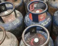 कॉमर्शियल गैस सिलेंडर 5 रुपए सस्ता, घरेलू सिलेंडर के दाम यथावत