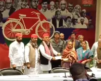 अखिलेश यादव ने साधा भाजपा पर निशाना, मृतक BLO के परिजनों को दिया 2 लाख का चेक, सरकार को बताया माफिया जीवी पार्टी