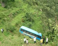 उत्तराखंड में बड़ा हादसा: खाई में गिरी यात्रियों से भरी बस, अब तक 5 लोगों की मौत, बचाव कार्य जारी